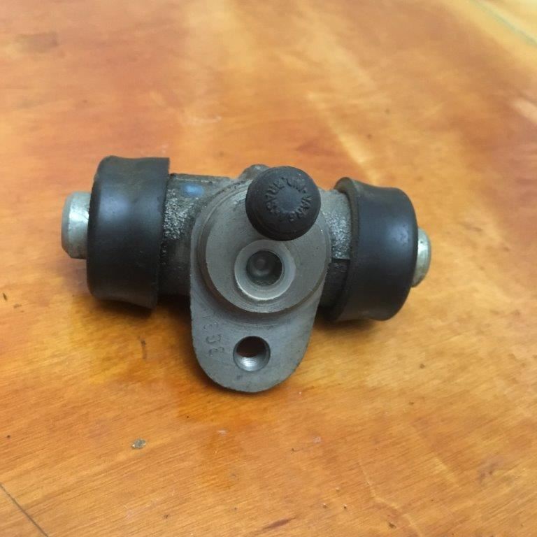 VW NOS. 113 611 057 B Wheel Cylinder